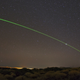 Un láser verde visible brilla desde la estación de tierra óptica (OGS) de la ESA.